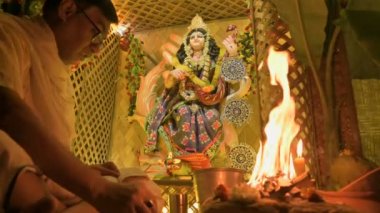 Howrah, Batı Bengal, Hindistan - 17 Şubat 2019: Hindu safohit Tanrıça Saraswati 'ye ibadet etmek için kutsal Yajna ateşini yükseltiyor, ibadet sırasında mantralar söylüyor, geceleri kutsal kitap okuyor..
