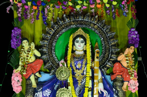 女神サラスワティのアイドルは夜に崇拝されています ヒンズー教の女神のカラフルな光 インドの西ベンガル州ハウラー — ストック写真