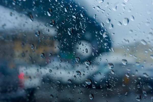 Nedves Üvegre Hulló Esőcseppeken Keresztül Fényképezett Kép Forgalom Elvont Elmosódása — Stock Fotó