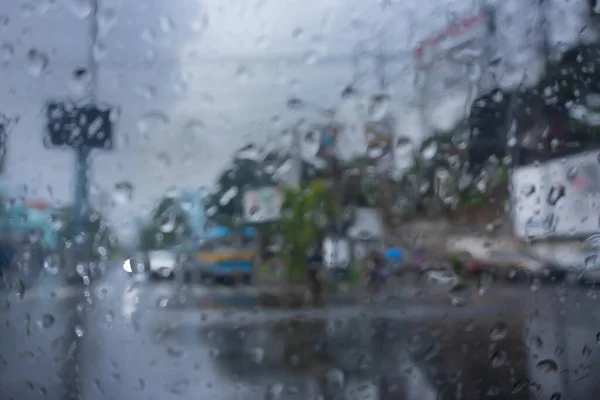 Imagen Tomada Través Gotas Lluvia Que Caen Sobre Vidrio Húmedo — Foto de Stock