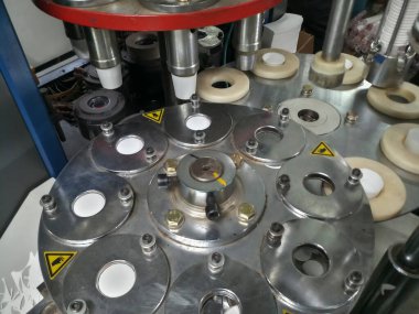 Kağıt bardaklar kağıttan yapılıyor, kağıt bardak üretim makineleri kullanılarak, çalışan bir bardak imalatının veya üretim ünitesinin içerisinden.