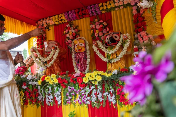 ハワラ 西ベンガル州 インド 7月7日2019 ヒンズー教の聖職者は神聖な光で神Jagannath Balaram Suvodraの偶像を崇拝します ラタジャトラ祭りはインドで有名なヒンズー教の祭りです — ストック写真