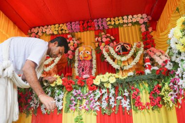 Howrah, Batı Bengal, Hindistan - 7 Temmuz 2019: Tanrı Jagannath, Balaram ve Suvodra 'ya tapan Hindu rahip. Ratha Jatra festivali Hindistan 'da ünlü bir Hint festivali..