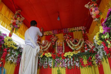 Howrah, Batı Bengal, Hindistan - 7 Temmuz 2019: Tanrı Jagannath, Balaram ve Suvodra 'ya tapan Hindu rahip. Ratha Jatra festivali Hindistan 'da ünlü bir Hint festivali..