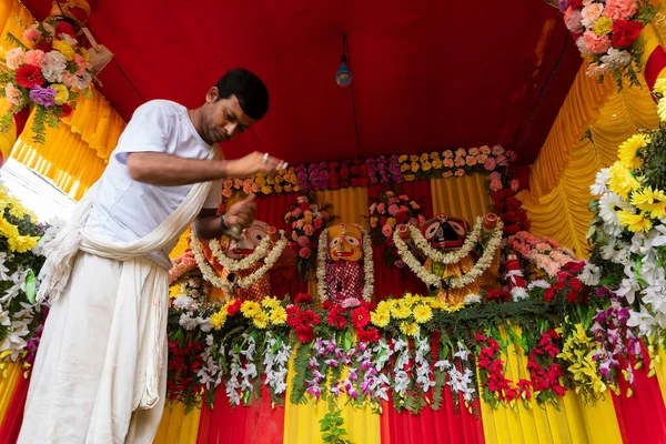 ハワラ 西ベンガル州 インド 7月7日2019 ヒンズー教の司祭は ジャガナート バララム スヴォドラの偶像を崇拝しています ラタジャトラ祭りはインドで有名なヒンズー教の祭りです — ストック写真