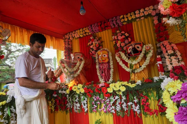 ハワラ 西ベンガル州 インド 7月7日2019 ヒンズー教の聖職者は神聖な光で神Jagannath Balaram Suvodraの偶像を崇拝します ラタジャトラ祭りはインドで有名なヒンズー教の祭りです — ストック写真