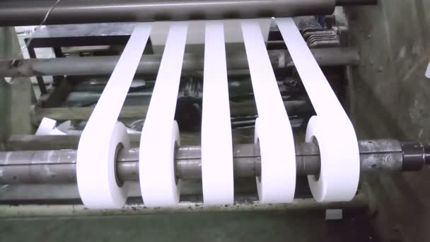 Бумажный Рулон Вырезается Больших Бумажных Катушек Изготовления Основания Бумажных Стаканчиков — стоковое видео