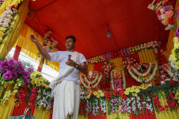 ハワラ 西ベンガル州 インド 7月7日2019 ヒンズー教の司祭は ジャガナート バララム スヴォドラの偶像を崇拝しています ラタジャトラ祭りはインドで有名なヒンズー教の祭りです — ストック写真