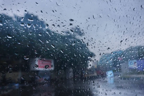 Imagem Tirada Através Gotas Chuva Caindo Vidro Molhado Borrões Abstratos — Fotografia de Stock