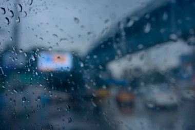 Görüntü, ıslak camlara düşen yağmur damlalarından, trafiğin soyut bulanıklıklarından, Kolkata 'nın (eski adıyla Kalküta) muson stok görüntülerinden alınmıştır. ,