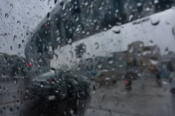 Image Shot Raindrops Falling Wet Glass Abstract Blurs Traffic Monsoon — Stock Photo, Image