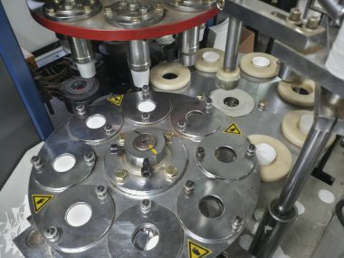 Kağıt bardaklar kağıttan yapılıyor, kağıt bardak üretim makineleri kullanılarak, çalışan bir bardak imalatının veya üretim ünitesinin içerisinden.