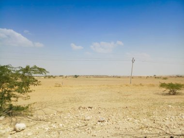 Arabanın camından görüldüğü gibi çöl. Çorak topraklar, Jaisalmer 'in kum tepeleri, Rajasthan, Hindistan.