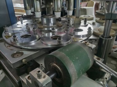 Kağıt bardaklar kağıttan yapılıyor, kağıt bardak üretim makineleri kullanılarak, çalışan bir bardak imalatının veya üretim ünitesinin içerisinden.