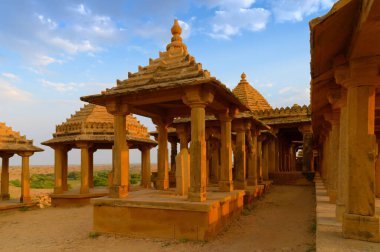 Bada Bagh ya da Barabagh, Hindistan 'ın Jaisalmer şehrinde Jaisalmer Kralları anlamına gelen bir bahçe kompleksi. Turist eğlencesi.