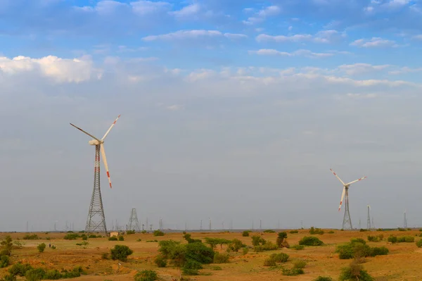 印度拉贾斯坦邦塔尔沙漠 暮色中的风车 背景是多云的天空 — 图库照片
