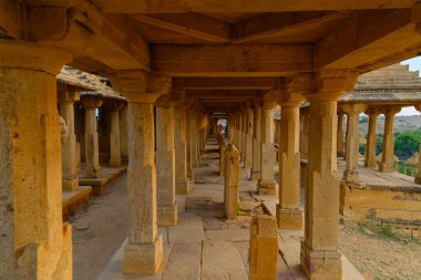 Bada Bagh veya Barabagh Kraliyet Cenotaphs, Jaisalmer, Rajasthan, Hindistan 'da bulunan bir bahçe kompleksi. Turist eğlencesi.