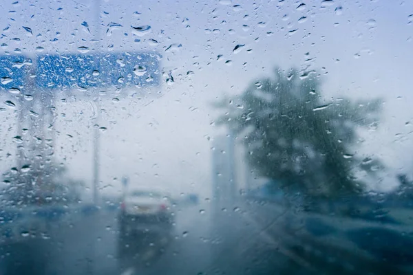 Капли Дождя Падают Лобовое Стекло Автомобиля Абстрактные Пятна Здания Набанны — стоковое фото