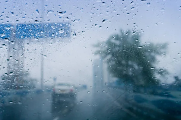 Gotas Chuva Caindo Vidro Pára Brisas Carro Borrões Abstratos Construção — Fotografia de Stock