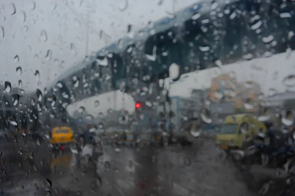 图为雨滴洒落在湿玻璃上的图像 交通的抽象模糊 加尔各答 旧称加尔各答 市季风鱼群图像 — 图库照片