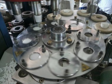 Kağıt bardaklar kağıttan yapılıyor, kağıt bardak üretim makineleri kullanılarak, çalışan bir bardak imalatının veya üretim ünitesinin içerisinden.