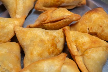 Ev yapımı Samosa, samsa veya smosa. Geleneksel Hint özel vejetaryen sokak yemekleri. Iftaari yemeği, Seçmeli odak.