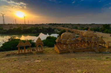 Bada Bagh veya Barabagh 'da güzel bir günbatımı, Jaisalmer, Rajasthan, Hindistan' da Jaisalmer eyaletinin krallarının anıları için yapılmış bir bahçe kompleksi. Turist eğlencesi.
