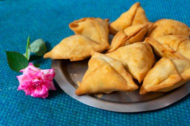 Ev yapımı Samosa, samsa veya smosa. Geleneksel Hint özel vejetaryen sokak yemekleri. Iftaari yemeği, Seçmeli odak.