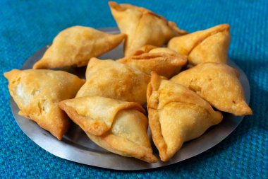 Ev yapımı Samosa, samsa veya smosa. Geleneksel Hint özel vejetaryen sokak yemekleri. Iftaari yemeği, Seçmeli odak.