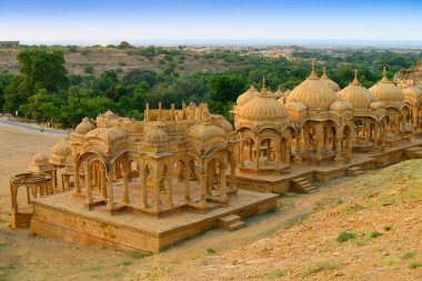 Bada Bagh veya Barabagh Kraliyet Cenotaphs, Jaisalmer, Rajasthan, Hindistan 'da bulunan bir bahçe kompleksi. Turist eğlencesi.