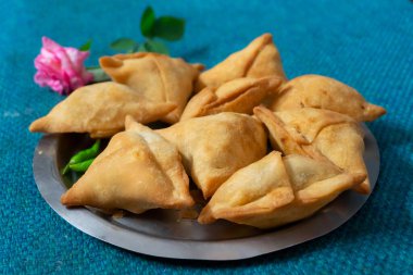 Ev yapımı Samosa, samsa veya smosa. Geleneksel Hint özel vejetaryen sokak yemekleri. Iftaari yemeği, Seçmeli odak.