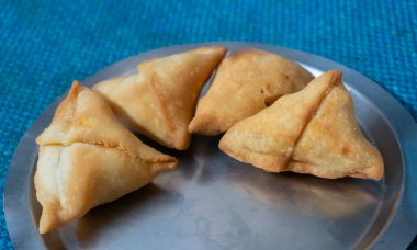 Ev yapımı Samosa, samsa veya smosa. Geleneksel Hint özel vejetaryen sokak yemekleri. Iftaari yemeği, Seçmeli odak.