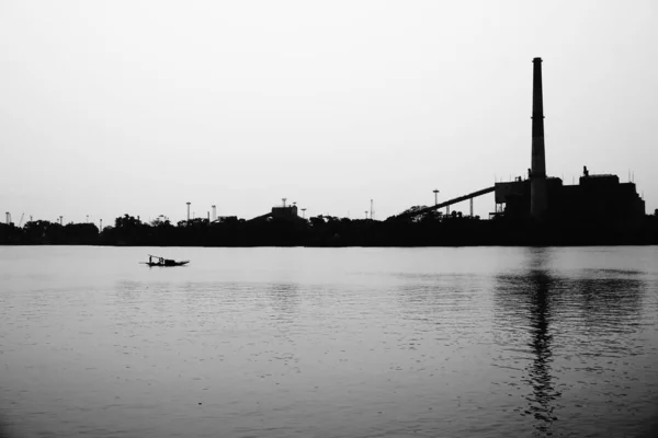 Fiume Gange Bianco Nero Con Sfondo Industriale Immagine Alto Contrasto — Foto Stock