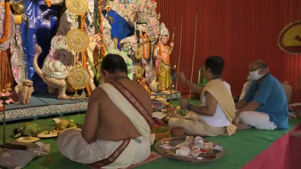 Howrah Västbengalen Indien Oktober 2020 Gudinnan Durga Dyrkas Hinduiska Präster — Stockvideo