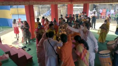 Howrah, Batı Bengal, Hindistan - 25 Ekim 2020: Tanrıça Durga pandalın içinde ibadet ediliyor. Kutsal panchapradip, sondhipujo aarti sırasında maskeli fanatikler tarafından yakılıyor. Corona salgınında Puja.