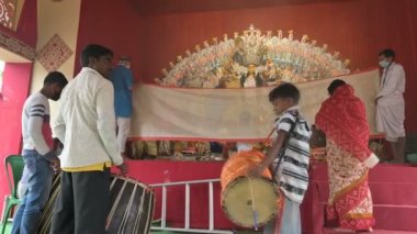 Howrah, Batı Bengal, Hindistan - 24 Ekim 2020: Dhaakis vog yaparken dhaaks oynuyor, kutsal yemek Tanrıça Durga 'ya sunuluyor. İdolü, Bengalli kadınların giydiği Sari ile kaplı..