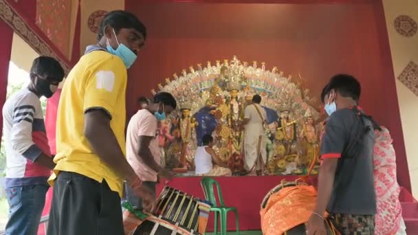 インドの西ベンガル州ハウラー 2020年10月25日 ダーガ女神がアーティ中に神聖な部屋でヒンズー教の聖職者によって崇拝されている間 アヒルが再生されます コロナ大流行中のデュルガ法会 — ストック動画