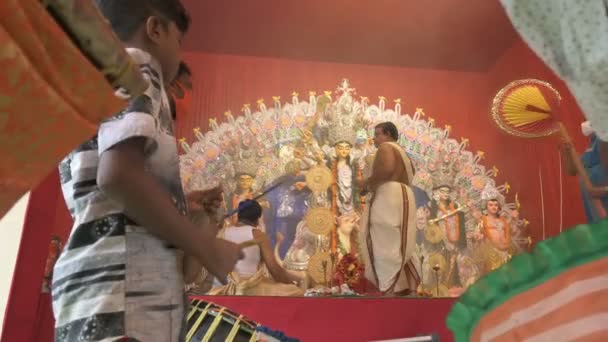 印度西孟加拉邦豪拉 2020年10月24日 达亚克演奏时 印度教牧师正在向女神杜尔加献祭 阿迪提的时候 范是为了得到她的安慰 — 图库视频影像