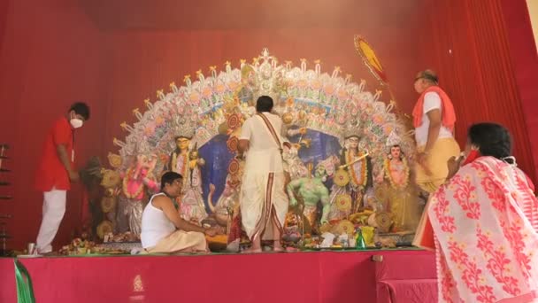 웨스트 2020 두르가는 Sondhipujo Aarti 힌두교 사제에 숭배되고 연기가 오르는아 — 비디오