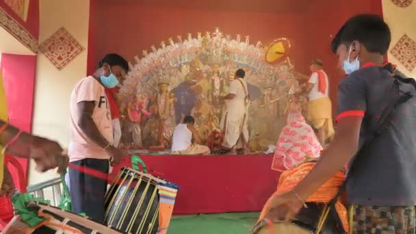 インドの西ベンガル州ハウラー 2020年10月25日 ダーガ女神がサーリの提供でヒンドゥ教徒の司祭によって崇拝されている間 マスクダキスはダークを果たしています Covid 19パンデミックの間の法会 — ストック動画