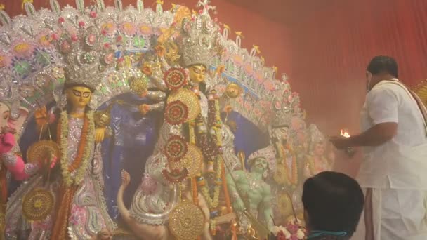 2012 두르가가 Sondhipujo Aarti 유태인 신부에 숭배되고 코로나 바이러스 유행병 — 비디오