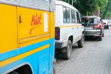 Kolkata, Batı Bengal, Hindistan - 6 Ağustos 2019: Sarı renkli otobüs geçiyor, yoğun Kolkata yolu trafiği.