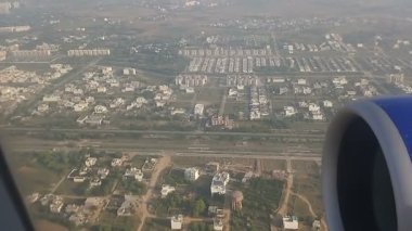 Uçak Jaipur havaalanına inmeye hazırlanıyor. Jaipur, Hindistan. Şehir yukarıdan görünüyor..