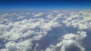 Beyaz bulutlu mavi gökyüzü - uçaktan çekilmiş, stok görüntüler