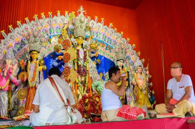 Howrah, Batı Bengal, Hindistan - 25 Ekim 2020: Hindu purohit Sanskrit shloka 'sı tanrıça Durga' ya adanmıştır. Ashtami sabahı, Durga puja festivali.