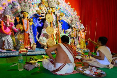 Howrah, Batı Bengal, Hindistan - 24 Ekim 2020: Hindu rahiplere tapınarak Tanrıça Durga 'nın Pran protistha' sı, Durga Puja festivali.