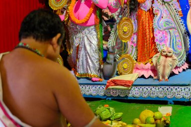 Howrah, Batı Bengal, Hindistan - 24 Ekim 2020: Laxmi pyancha, Laxmi pacha ya da baykuş, bahon, Tanrıça Laxmi 'nin taşıyıcısı tanrıça Durga' ya tapan Hindu rahibi.