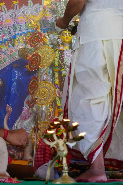 インドの西ベンガル州ハウラー 2020年10月25日 ドゥルガ女神はヒンズー教の聖職者によって崇拝されています 尊勝寺の間には聖なる煙を背に聖杯が灯されている — ストック写真