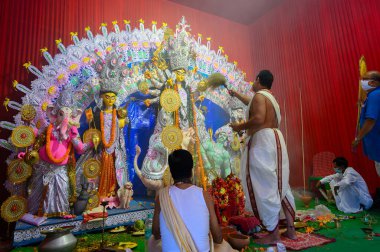 Howrah, Batı Bengal, Hindistan - 24 Ekim 2020: Hindu rahip tarafından kutsal odalı tanrıça Durga 'ya tapılıyor. Durga puja festivali Hinduizm 'in en büyük festivali.