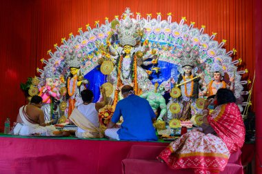 Howrah, Batı Bengal, Hindistan - 24 Ekim 2020: Hindu rahipler tarafından Durga Tanrıçası Durga 'nın Pran protistha' sı.